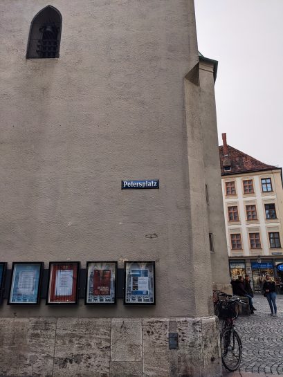 A street sign for Petersplaz in Munich.